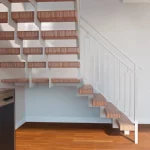 Barandilla para escalera color blanco vista lateral cerca