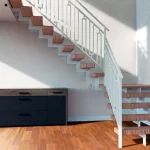 Barandilla para escalera color blanco vista lateral lejos