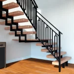 Barandilla para escalera color negra vista lejos