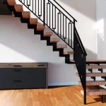 Barandilla para escalera color negro vista lateral lejos