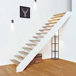 Escalera moderna en pletina ancha de hierro color blanco vista lateral