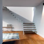 Escalera moderna en tubo de hierro color blanco vista frontal