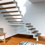 Escalera moderna en tubo de hierro color blanco vista lateral