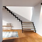 Escalera moderna en tubo de hierro color negro vista central