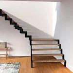 Escalera moderna en tubo de hierro color negro vista frontal