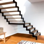 Escalera moderna en tubo de hierro color negro vista lateral