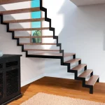 Escalera moderna en pletina de hierro color negro vista lateral