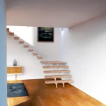 Escalera moderna en pletina de hierro color blanco vista frontal