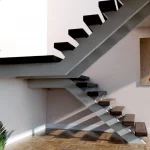 Escalera moderna en tubos anchos de hierro color blanco vista lateral