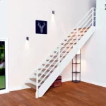 Barandilla para escalera color blanco vista lateral lejos