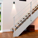 Barandilla para escalera color blanco vista lateral cerca