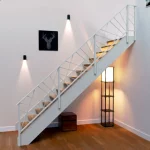 Barandilla para escalera color blanco vista lateral lejos