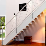 Barandilla para escalera color blanco vista lateral central