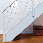 Barandilla para escalera color blanco vista lateral cerca