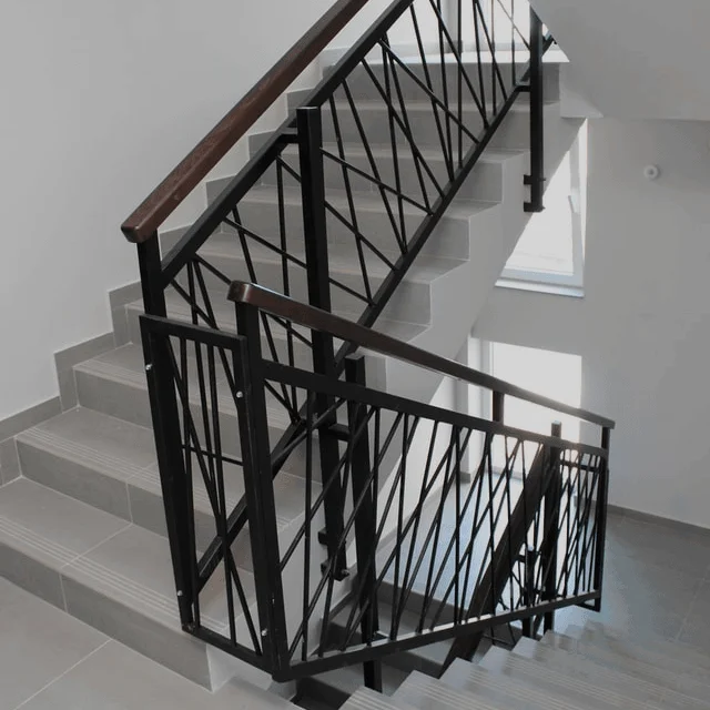 Home MetalHive | Cerrajería MetalHive Barandilla de hierro de escaleras para chalets y comunidades