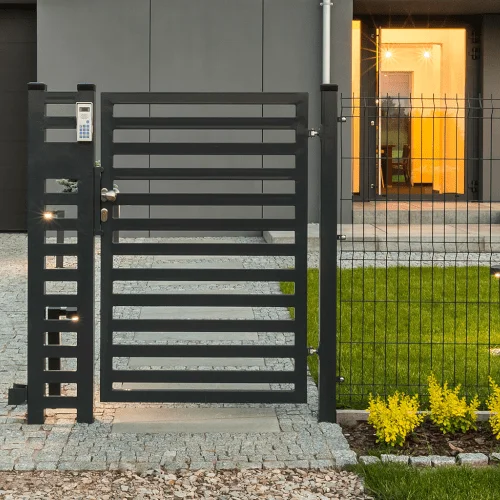 Home MetalHive | Cerrajería MetalHive Puerta de hierro y valla metálica para cercado de chalets fabricada por MetalHive