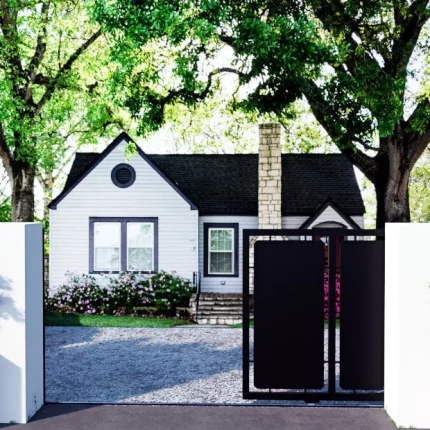 puerta corredera abierta color negro