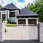 puerta corredera de tubos de hierro color blanco