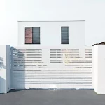 puerta corredera de hierro color blanco