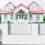 valla de ocultación en metal color blanco