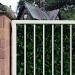 valla decorativa en tubos de hierro color blanco