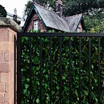 valla decorativa en tubos de hierro color negro