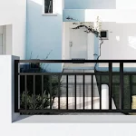 valla decorativa en tubos de hierro color negro