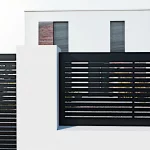 valla decorativa en metal color negro