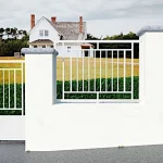 valla decorativa en tubos de hierro color blanco