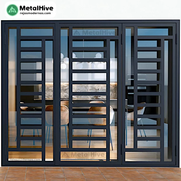 “Reja de seguridad negra para puertas, fabricada por Cerrajería MetalHive