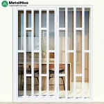 Reja de seguridad para puertas, modelo Danea, con un fijo y una puerta abatible, en color blanco, de Cerrajería MetalHive