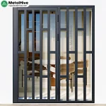 Reja para terraza modelo Danea, en sofisticado color negro, con un fijo y una puerta abatible