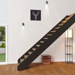 Escalera moderna en pletina ancha de hierro color negro vista central