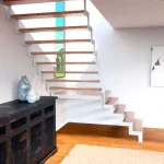 Escalera de hierro moderna en pletina de hierro color blanco vista lateral