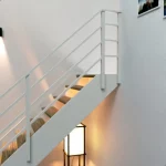 Barandilla para escalera color blanco vista lateral cerca